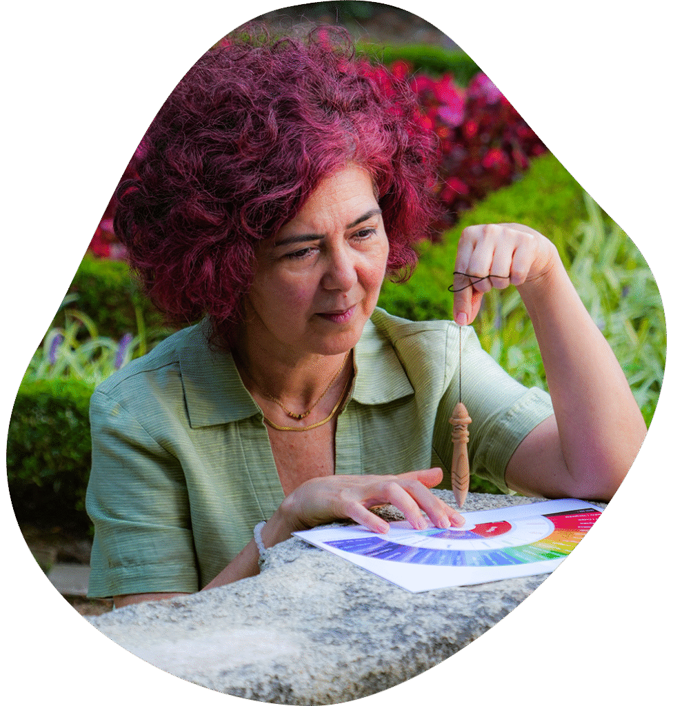 Mulher segurando um pêndulo de radiestesia com gráfico na natureza